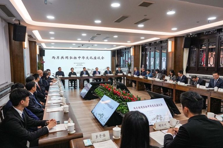 12月23日，兩岸共同弘揚中華文化座談會在四川省成都市杜甫草堂博物館舉辦。兩岸知名文化學者、青年學生等約100人出席。 新華社