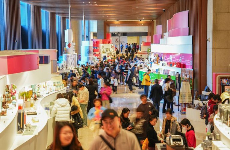 12月3日，北京，中國國家博物館的文創產品吸引觀眾。 中新社
