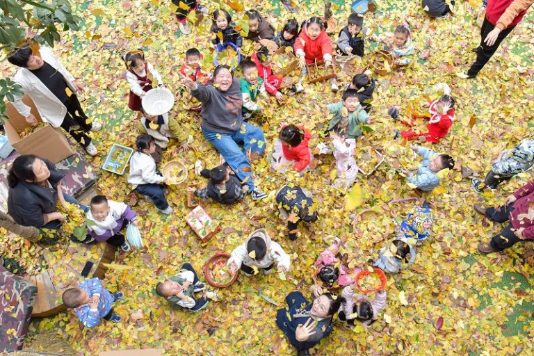 12月4日，德化縣城關幼兒園舉辦了一場別具匠心的落葉雨活動。小朋友們用各類工具承接飄下的落葉，現場瀰漫著濃郁的浪漫氣息。 (4)