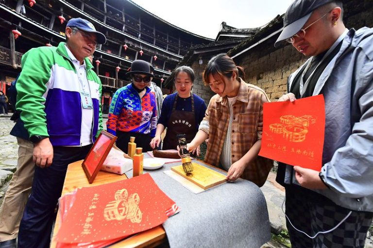 12月4日，海外華文媒體代表、哈薩克斯坦《今日絲路報》副總編輯安冉在南靖縣裕昌樓體驗漳州木版年畫的拓印製作。中新社