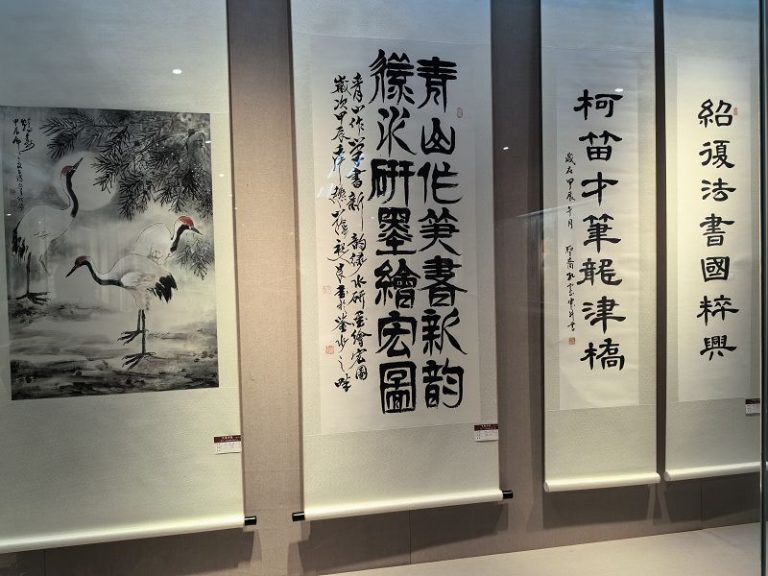 「大美中華——紹興·台灣兩地書畫聯展」近日起在浙江省紹興市柯橋區展出，圖為展出的作品。