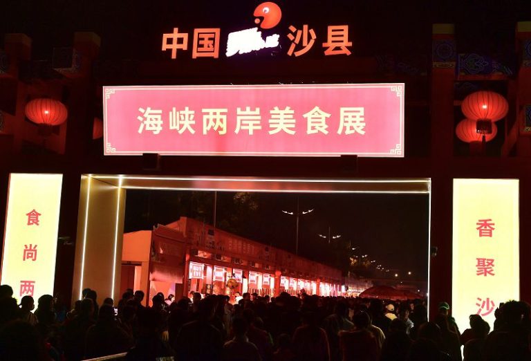 圖為美食展吸引民眾前來參觀。 中新社