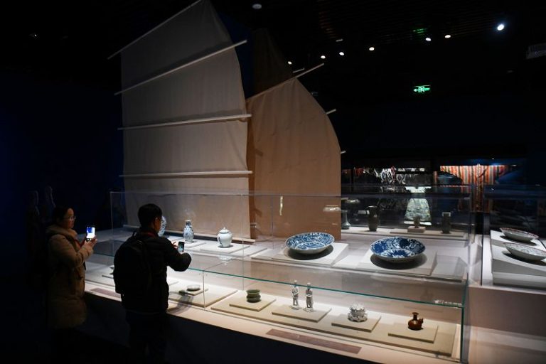 圖為觀眾參觀現場展出的中國元代青花瓷系列展品。 中新社