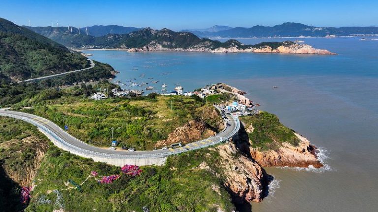 姜瑜的家鄉霞浦縣長春鎮鬥米村海尾自然村坐落在霞浦縣「東海1號」觀光道附近（11月30日攝，無人機照片）。