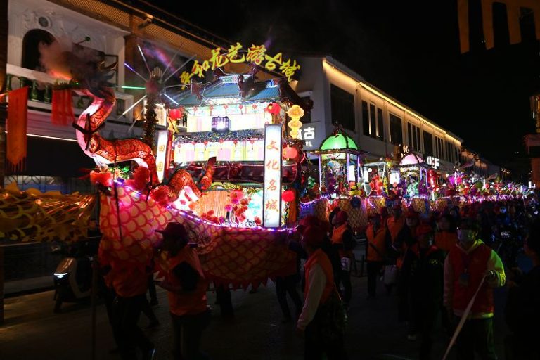 平和龍藝在漳州古城巡遊。 中新社