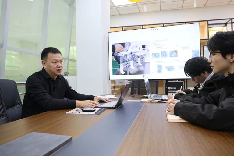擔任「科技副總」的湄職院智能製造工程系實訓中心主任陳威與企業技術骨幹在研討