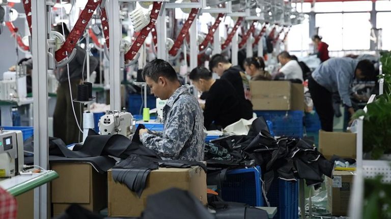 近日，工人在台州三門的森波戶外用品股份有限公司車間內忙碌工作。中新社