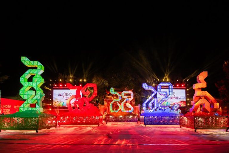19日晚，「五行靈蛇」藝術裝置在福建泉州真武廟亮相。