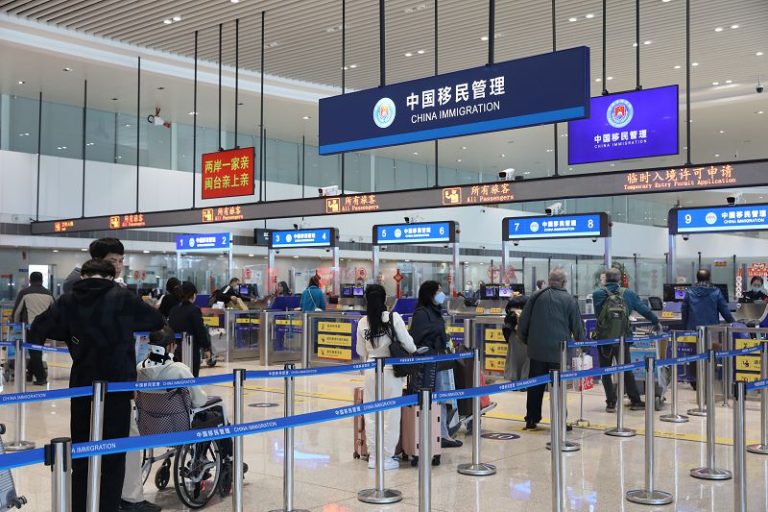1月14日，廈門五通口岸，旅客正有序排隊等待通關。