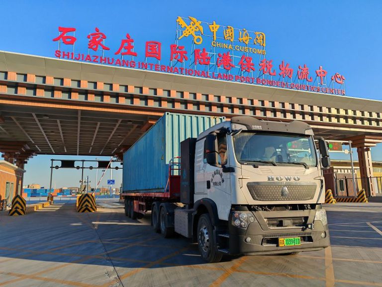 1月15日，裝載不同零散貨物的卡車駛入石家莊國際陸港保稅物流中心（B型）。