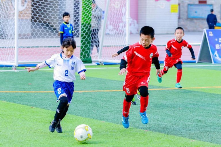 1月20日，2025年啟夢青少年足球文化節在福建泉州開幕，兩岸40餘支球隊參與。圖為金門縣金沙鎮何浦小學U8足球隊隊員（左）在比賽中帶球突破。