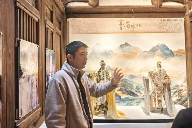 1月22日，「好久不見·台灣」台潮文創館在福建省泉州市開館。圖為文創館負責人陳玠甫向賓客介紹霹靂布袋戲。
