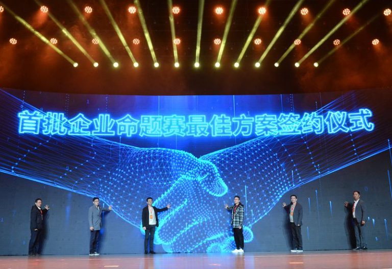 1月22日，台灣參賽團隊落地福州簽約儀式與首屆企業命題賽最佳方案簽約儀式在福州舉行。 中新社
