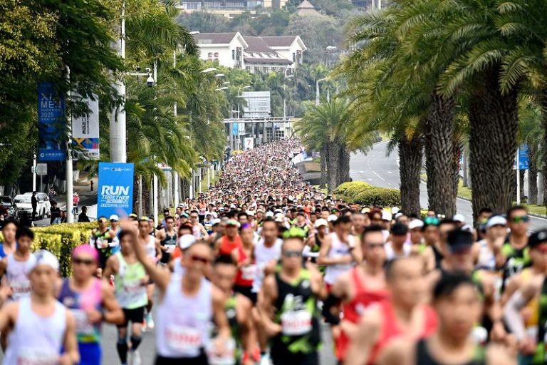 1月5日，2025建發廈門馬拉松賽鳴槍開跑。圖為選手奔跑在廈門環島路上。 中新社
