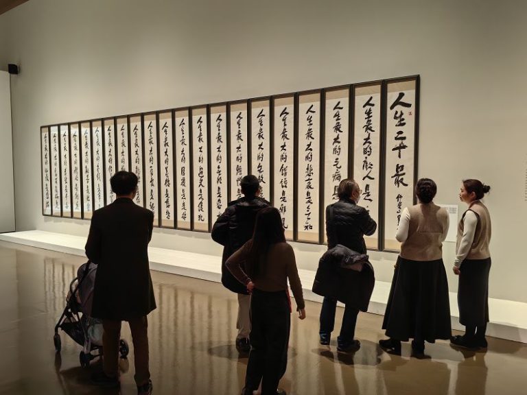 1月5日，民眾在上海參觀「星光雲水——星雲大師的筆墨情懷主題書法展」。