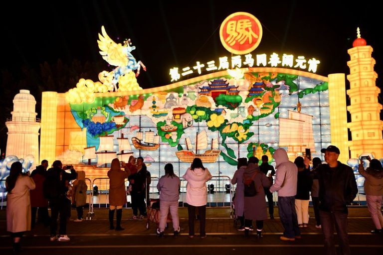 1月9日晚，第二十三屆“兩馬同春鬧元宵”燈會在福州市馬尾區琅岐紅光湖公園亮燈迎客。