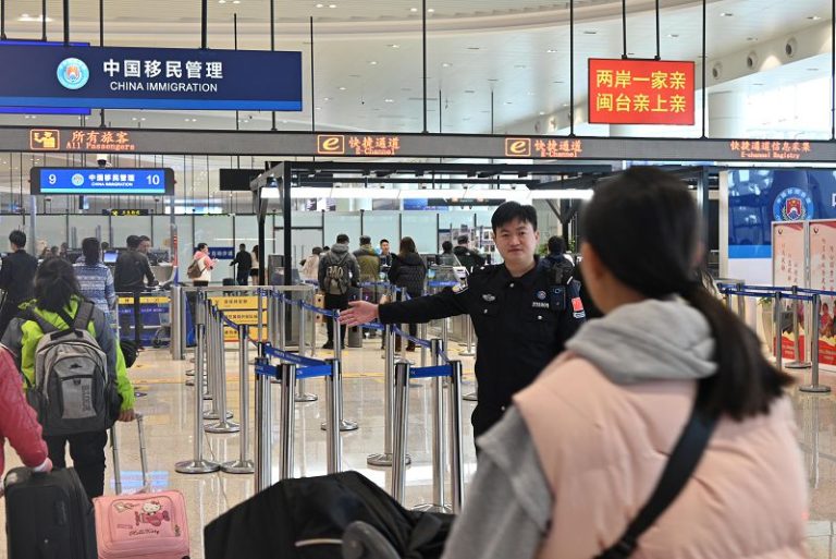 2024年12月30日，廈門五通客運碼頭，高崎邊檢站設置線下12367服務平台為往來台胞提供「鄉情鄉音」通關引導服務。