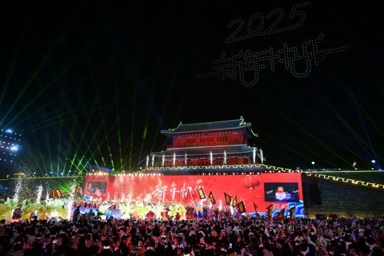 2024年12月31日晚，京津冀三地首次聯動舉辦跨年倒計時活動。圖為河北石家莊正定古城會場。中新社