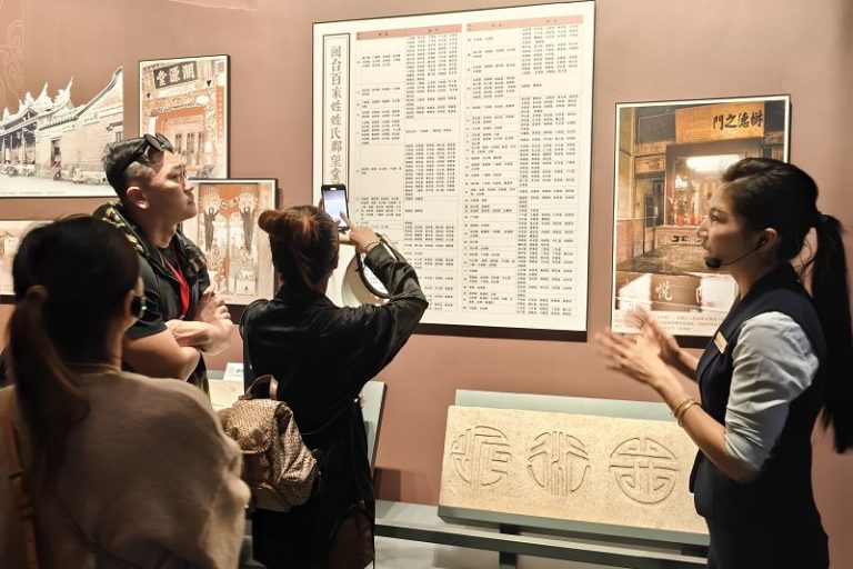 2024年12月6日，台灣同胞在福建泉州參觀新版《閩台緣》主題展覽。