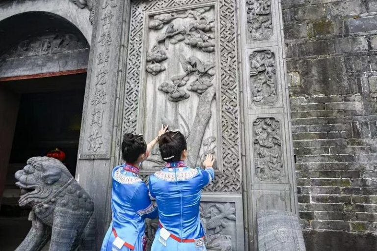▲湖南芷江天后宮內，侗族姑娘在參觀。媽祖文化與和平文化、民族文化共生發展。全媒體記者 楊