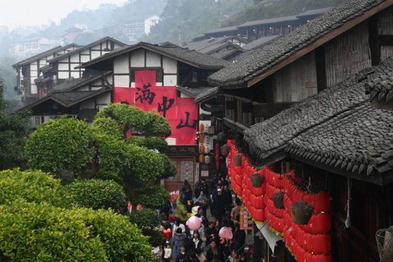 「年味」較濃的中山古鎮一角。