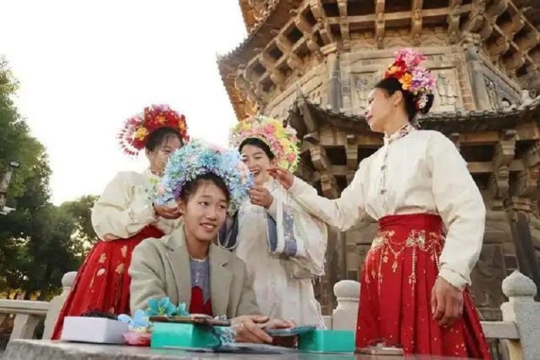 「這是東西塔中的東塔，東塔又名鎮國塔……」除了簪花，師生們還主動為現場的遊客做起了講解，收穫不少稱讚。