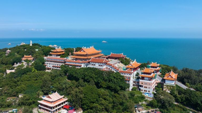 大愛和平，文明互鑒。第九屆世界媽祖文化論壇在莆田市湄洲島啟幕。作為媽祖文化發祥地，巍峨壯觀的湄洲媽祖祖廟再次吸引海內外目光。