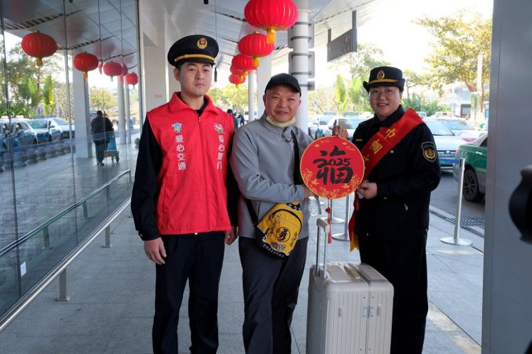 廈門市交通執法支隊為廈金「小三通」台胞旅客送上新春祝福。