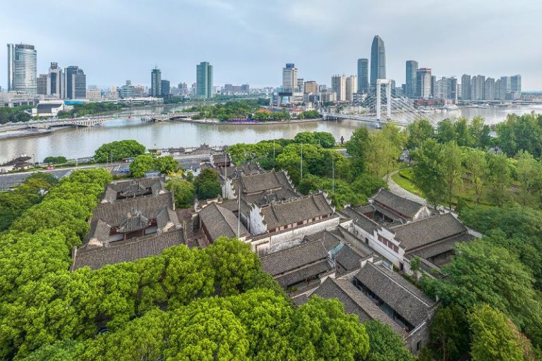 慶安會館位於寧波三江口東岸。