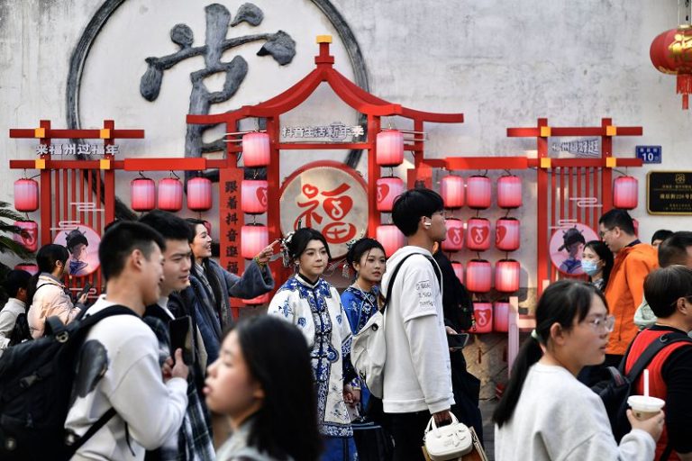 新春將至，福州三坊七巷古街區張燈結綵，喜氣洋洋，吸引民眾前來遊玩拍照。 中新社