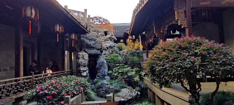 杭州胡雪巖故居布局精緻，怪石嶙峋、巧奪天工。(蔡叔涓攝)