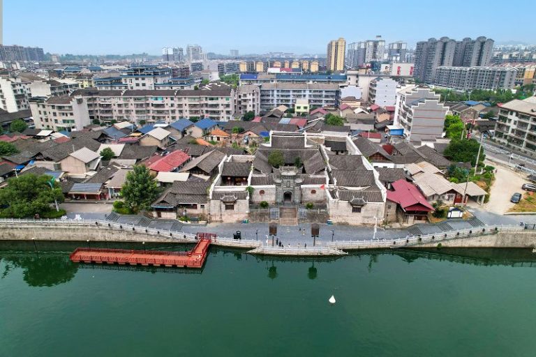 潕水河畔，芷江天后宮為地標性建築。