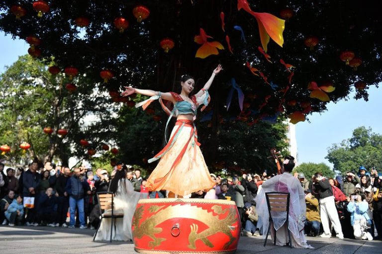 福州三坊七巷舉行舞獅、國潮街舞、鼓上舞、華服秀等文藝表演，喜迎新年。