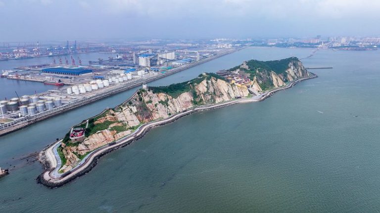 筆架山上的媽祖廟，近旁是繁忙的錦州港。