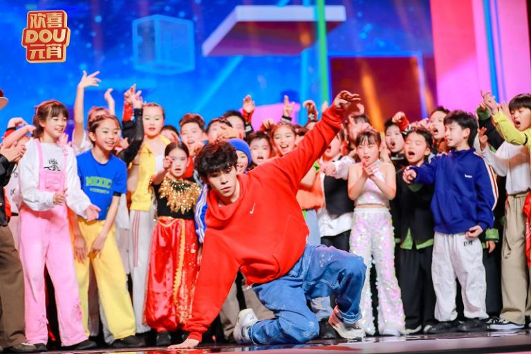 青少年街舞國家隊選手周鈺翔和來自海峽兩岸的少年兒童共舞共樂