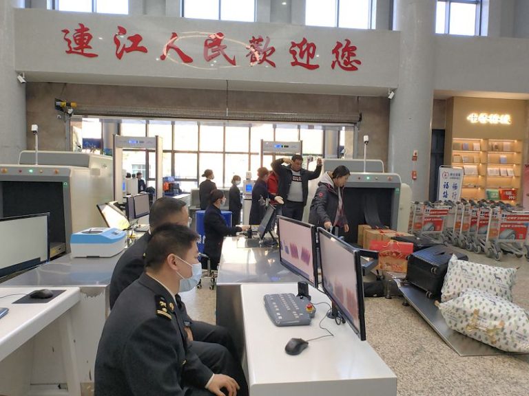 馬祖鄉親在福州港黃岐客運站有序進行出境檢查