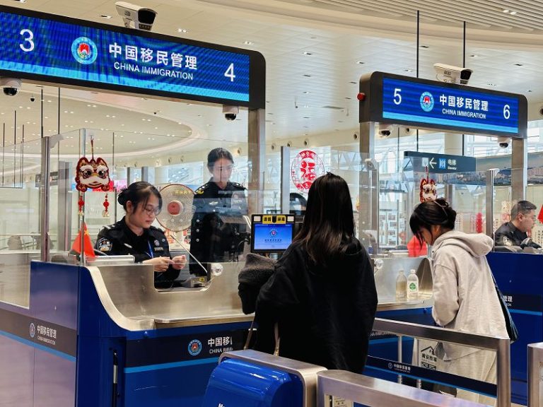1月29日，廈門五通口岸，高崎邊檢站移民管理警察正在為旅客辦理出入境手續。