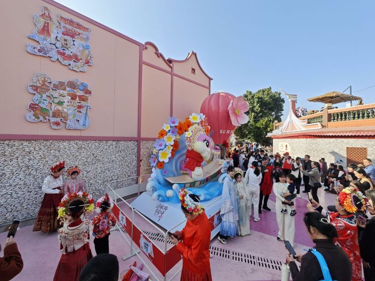 1月30日，福建泉州，遊客頭戴「簪花圍」在福建蟳埔村遊覽、拍照。 中新社