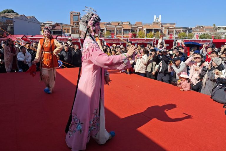 1月31日，泉州天后宮廣場正在進行非遺表演。 中新社