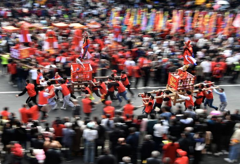 2月11日，走古事隊伍在陸地競逐狂奔。