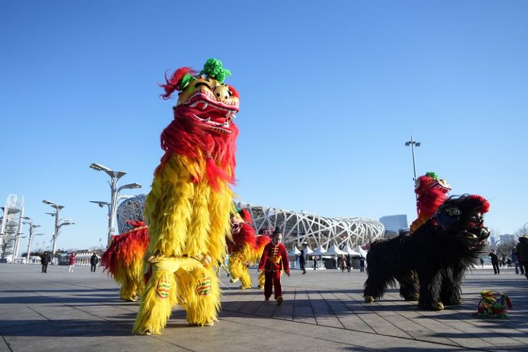 2月12日，獅舞（白紙坊太獅）團隊在北京奧林匹克公園進行展演巡遊。中新社