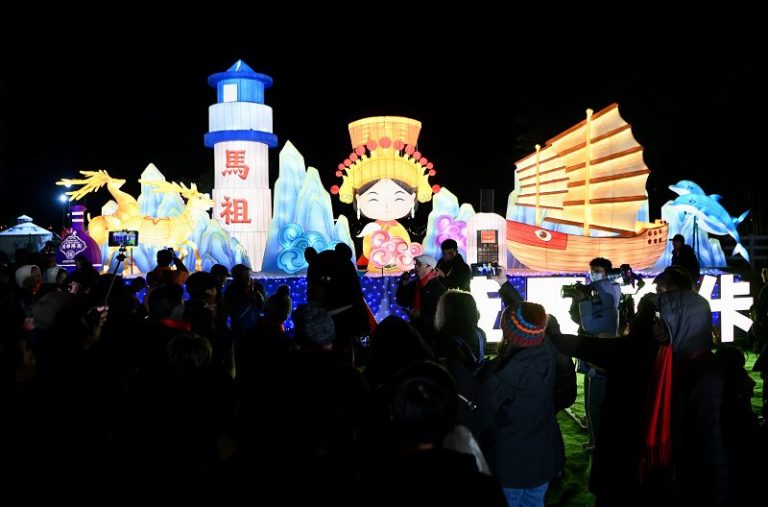 2月12日，第二十三屆「兩馬同春鬧元宵」活動啟動，民眾觀看馬祖贈送給馬尾的燈組。 中新社