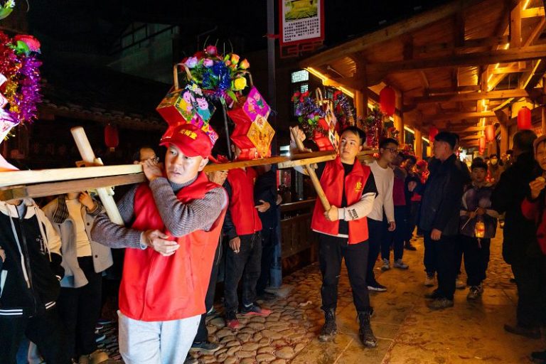 2月1日晚，在中國雕版古鎮福建省龍岩市連城縣四堡鎮霧閣村，一場壯觀熱鬧的傳統客家民俗「拔龍」活動激情上演。（連城縣融媒體中心供圖）