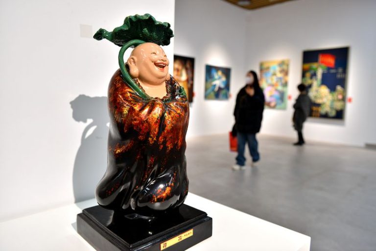 2月26日，閩台漆藝精品展在福州舉辦，匯聚兩地漆藝精品120餘件。 中新社