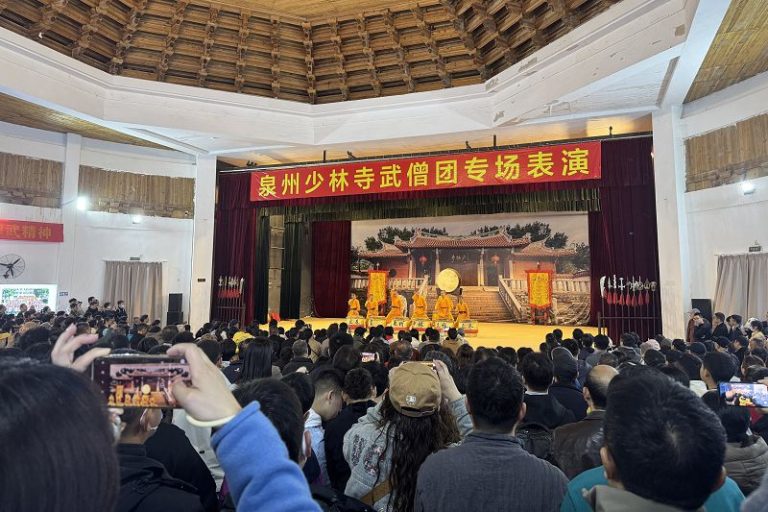 2月2日，泉州少林寺演武堂內人聲鼎沸，武僧們登台展示南少林五祖拳。