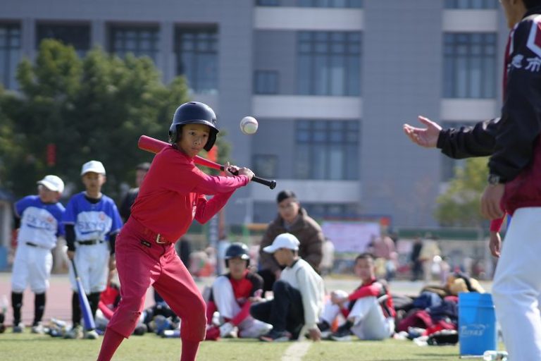 2月5日，2025年「全家福安」閩台青少年棒壘球交流活動在福建省福安市舉行。圖為台灣青少年揮棒擊球。