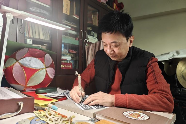 2月8日，楊銘在工作室展示泉州花燈製作技藝。
