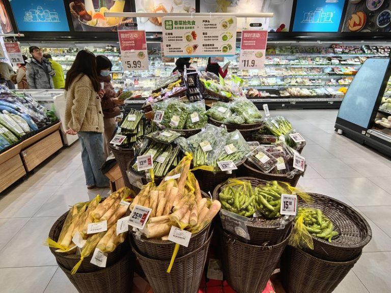 上海一家生鮮門店內銷售的時令春菜。