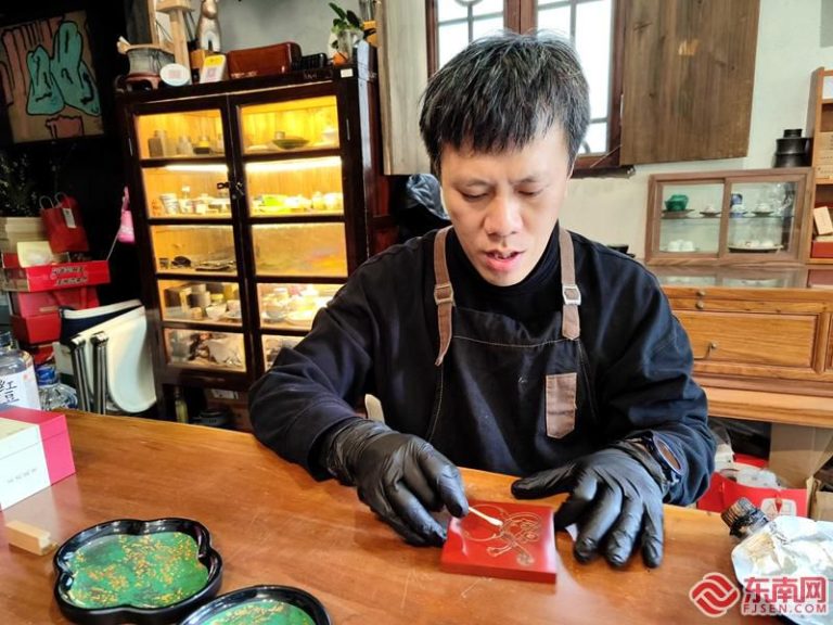 何巍向記者介紹戧金漆藝技法