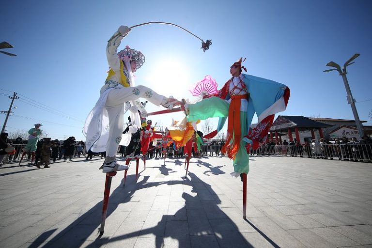 圖為韓家墅權樂高蹺展演。 中新社